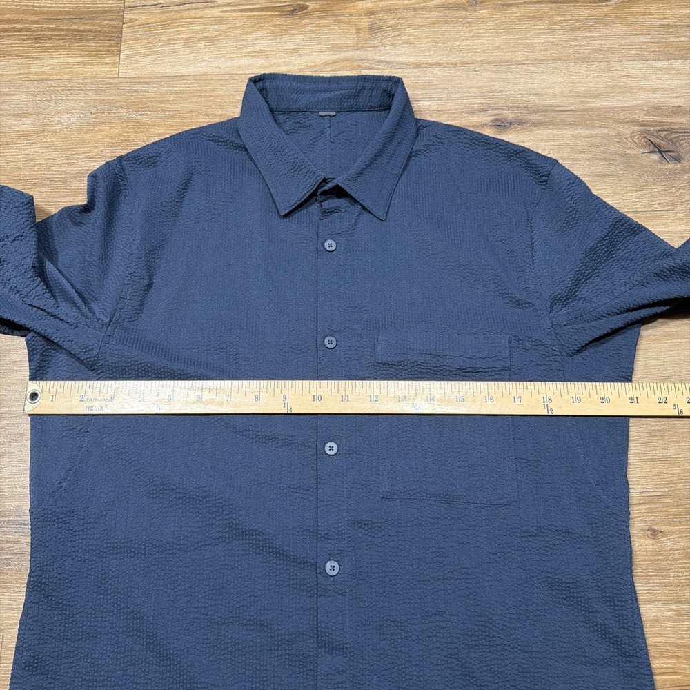 Lululemon Seersucker Shirt Mens MEDIUM Navy Blue Short Sleeve Performance Preppy - Picture 6 of 8
